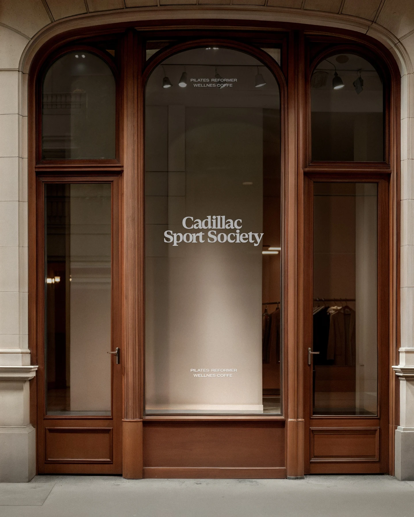 Propuesta de identidad Cadillac Sport Society aplicada a una entrada con carpintería de madera