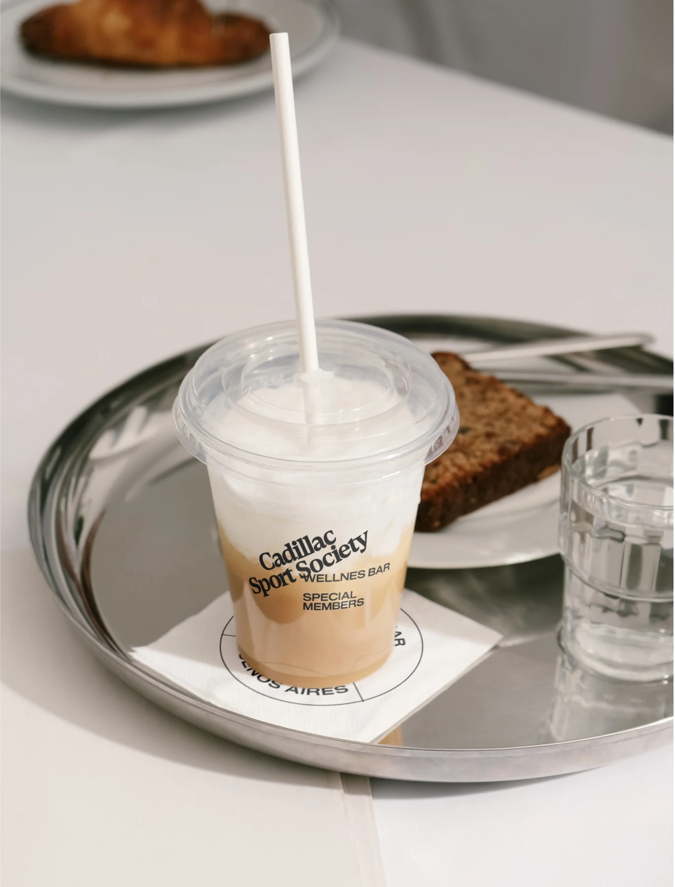 Propuesta visual del café de especialidad Cadillac, servido sobre una bandeja de plata